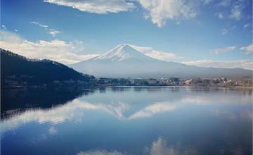 山梨｜富士山河口湖一日遊：推薦3大必訪景點，波波草療癒又好拍，還能搭纜車、求良緣