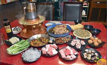 台中｜爸爸酸菜白肉鍋：太平在地必吃東北老店！天然發酵酸白菜+正宗紅銅鍋，暖心又美味