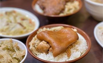 台北｜阿鴻知高飯小吃店：萬華飄香50年古早味街頭美食！必點每日現宰鱸魚湯