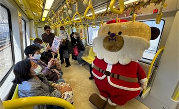 雪粼捷運列車桑塔熊現身 共邀同遊新北歡樂耶誕城