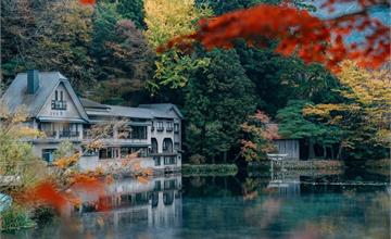日本九州｜湯布院：清晨霧氣+楓紅倒影美如畫！金鱗湖畔喝咖啡，漫步湯之坪街道