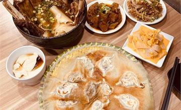 台南｜麵家二眷：帶骨牛肋排麵超飽足，雪花煎餃酥脆帶焦香，還有免費豆花給你吃！