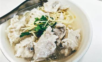 台南｜阿鳳浮水虱目魚羹：選用細緻鮮甜虱目魚肉，魚羹紮實粒粒飽滿，安平在地美食，久久沒吃會懷念！