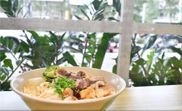 苗栗頭份｜沐上麻辣燙：香麻白湯底醇厚鮮美，搭配食材夠味不油膩，近頭份建國夜市人氣小吃