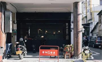 台中|菸灰 Coffee Project:黑色木質調寧靜咖啡館,沉浸磨豆聲與低語中感受老派浪漫