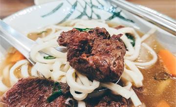 台南｜廟口清燉牛肉麵第二代：在地人懷念的好味道，一試成主顧～真的好吃，愛了愛了～