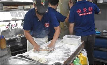 新北｜板凳麵：手擀Q勁麵條淋上鹹香肉燥吃出家鄉味！板橋僑中一街眷村美食推薦