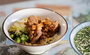 南投埔里│滿食堂：埔里人氣小吃，古早味富排飯厚實噴香，復古空間享用在地美食
