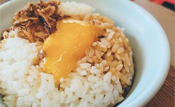 台南｜鼎富發豬油拌飯：巷仔內的古早味～生蛋豬油拌飯，溫潤蛋汁＋豬油＋醬油完美融合 