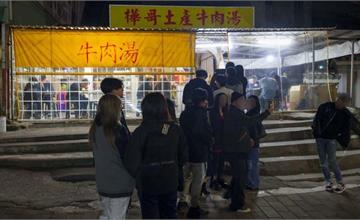台南｜體育場樺哥土產牛肉湯：台南宵夜好去處，半夜２點人潮排到街上！