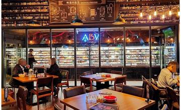 台中｜ABV 地中海餐酒館：喝啤酒喝到環遊世界？700款世界精釀啤酒走廊，小酌佐餐都有適合你的酒！
