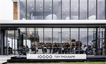 台中｜Ten Thousand Coffee：澳洲高人氣品牌、世界7大好喝咖啡插旗台中，白色挑高空間宛如美術館！