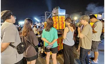 台中｜烏魯木齊新疆肉串：夜市現烤噴香好滋味！肉串一律銅板價，熟客吃十多年也不膩