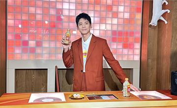 雙焙濃郁、雙重享受！立頓全新「焙茶歐蕾」質感上市！ 「Double is 焙ter快閃店」獨家 AI 互動升級感官體驗 人氣男神林柏宏現身站台，親自開箱沉浸式五感玩法