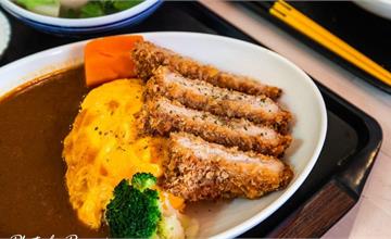 台南｜小東門咖哩 海安店：厚切炸豬排咖哩飯，外酥內嫩超多汁！