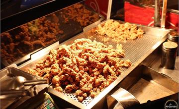 台南｜膳品香酥排骨：中州寮夜市必吃人氣炸物！獨家醃料肉條、香酥排骨，越吃越涮嘴