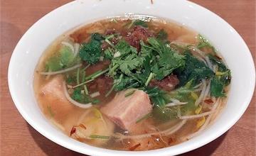 新竹｜竹東邱記排骨酥麵：獨樹一幟特色排骨酥，佐以Q彈麵疙瘩，水準不凡的精緻小吃
