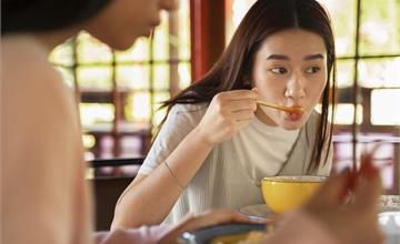 台北｜焢肉飯推薦：一甲子餐飲連5年獲米其林必比登，「萬華最強焢肉飯」銅板價就吃到