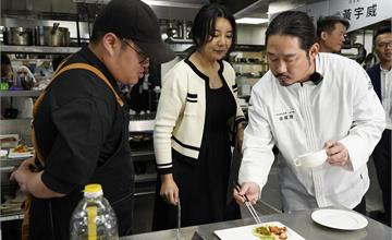 全台｜豆府餐飲集團：金度潤星級料理「手切白灼豬五花」12月10日獨家上市！台版黑白大廚決戰，「黑白大廚金度潤」大嘆摘冠台灣廚師創意無限！