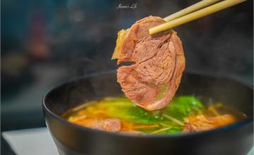 台中｜解憂牛肉麵：夜貓解饞無負擔！不油不膩帶有中藥尾韻，台中中區深夜食堂