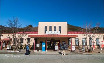 日本山梨｜下吉田駅觀賞富士山私房景點，感受候車亭、彩繪列車日式風情