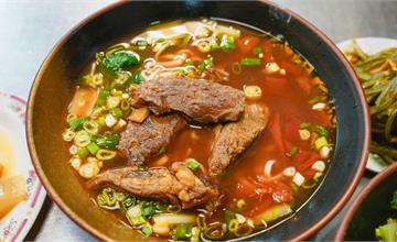 台北｜粟家牛肉麵：多種中藥材與牛骨長時間燉煮，牛肉大塊軟嫩！
