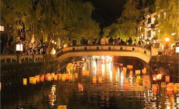日本城崎溫泉夏日祭典推薦：放河燈、海上花火、在地商店街祭典，體驗關西夏夜風情！
