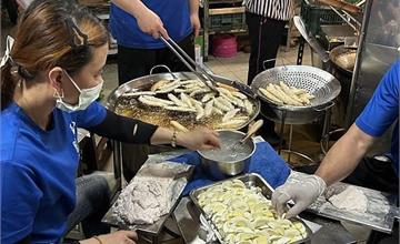 屏東｜瑞字號旗魚黑輪：一支只要15元！東港華僑市場必吃「旗魚黑輪創始店」老字號小攤