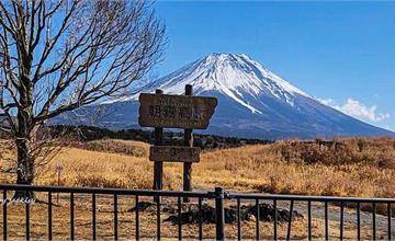 日本靜岡｜朝霧高原：遠離觀光區的拍照秘境，筆直馬路X遼闊牧場，收藏不同角度富士山景