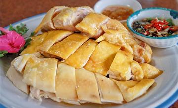  三義土雞城：苗栗田野中的美食天堂，必吃招牌～黃金土雞盤，每桌必點！