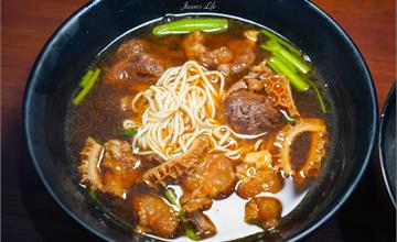 台中｜一戶牛肉麵：在地人激推的平價美味，濃郁湯頭配大塊牛肉超過癮！