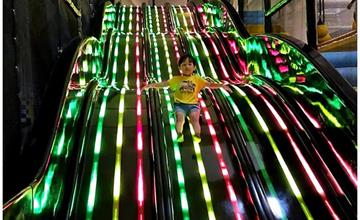 高雄｜彩虹童畫親子樂園：全台最長彩虹滑梯！如夢幻瀑布，又快又刺激，大人小孩都玩瘋