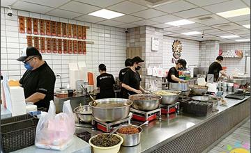 夜間部爌肉飯：米其林必比登推薦！台中宵夜排隊名店，價格實惠主食小菜都美味