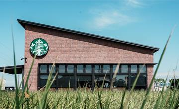 苗栗｜星巴克－苑裡稻香門市：田中央的紅磚瓦穀倉，眺望稻田、青天喝咖啡悠閒無比