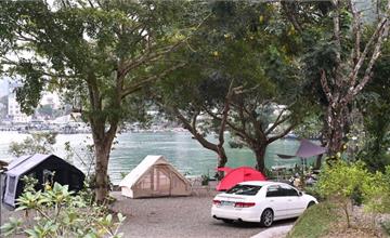 南投翠湖露營區：美到窒息！日月潭花火節翠湖湖畔第一排，帳篷前的璀璨煙火秀。