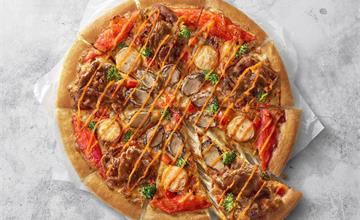 必勝客2026春節限定：波士頓龍蝦、軟殼蟹鮑魚、烏魚子火山熔岩，奢華年菜登場！