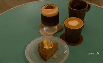 台中 食いしん坊貪吃鬼咖啡館：在老派復古的琥珀色光影裡，當一個純粹的貪吃鬼