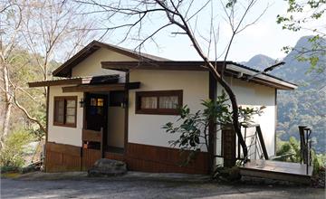 苗栗森林系下午茶推薦，山行玫瑰景觀咖啡依山而建，一片綠意超療癒