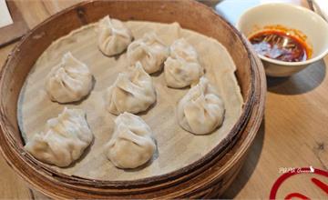 台中｜黃家園蒸餃館：模範街最強排隊名店！老字號高 CP 值飯館，在地人激推。