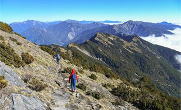 關山攻頂全紀錄：攀登南台灣最高峰，無邊際雲海＆壯闊山景，太震撼！