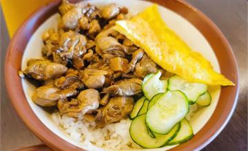 澎湖旅遊必吃福牡蠣屋，招牌牡蠣飯蘊藏鹹香海味，一吃就上癮