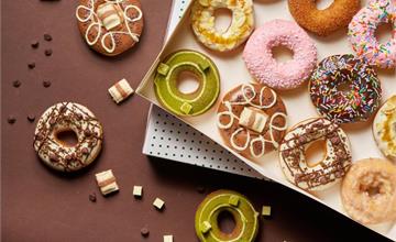 不必出國也能環遊世界！Krispy Kreme 聯手健達、好時、明治，打造巧克力奇幻旅程