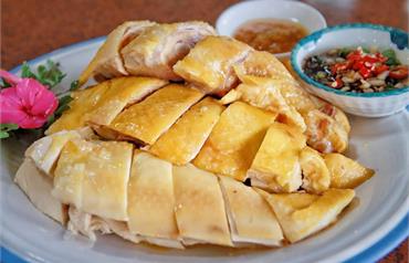  三義土雞城：苗栗田野中的美食天堂，必吃招牌～黃金土雞盤，每桌必點！