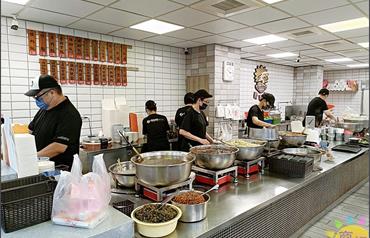 夜間部爌肉飯：米其林必比登推薦！台中宵夜排隊名店，價格實惠主食小菜都美味