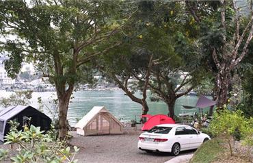 南投翠湖露營區：美到窒息！日月潭花火節翠湖湖畔第一排，帳篷前的璀璨煙火秀。